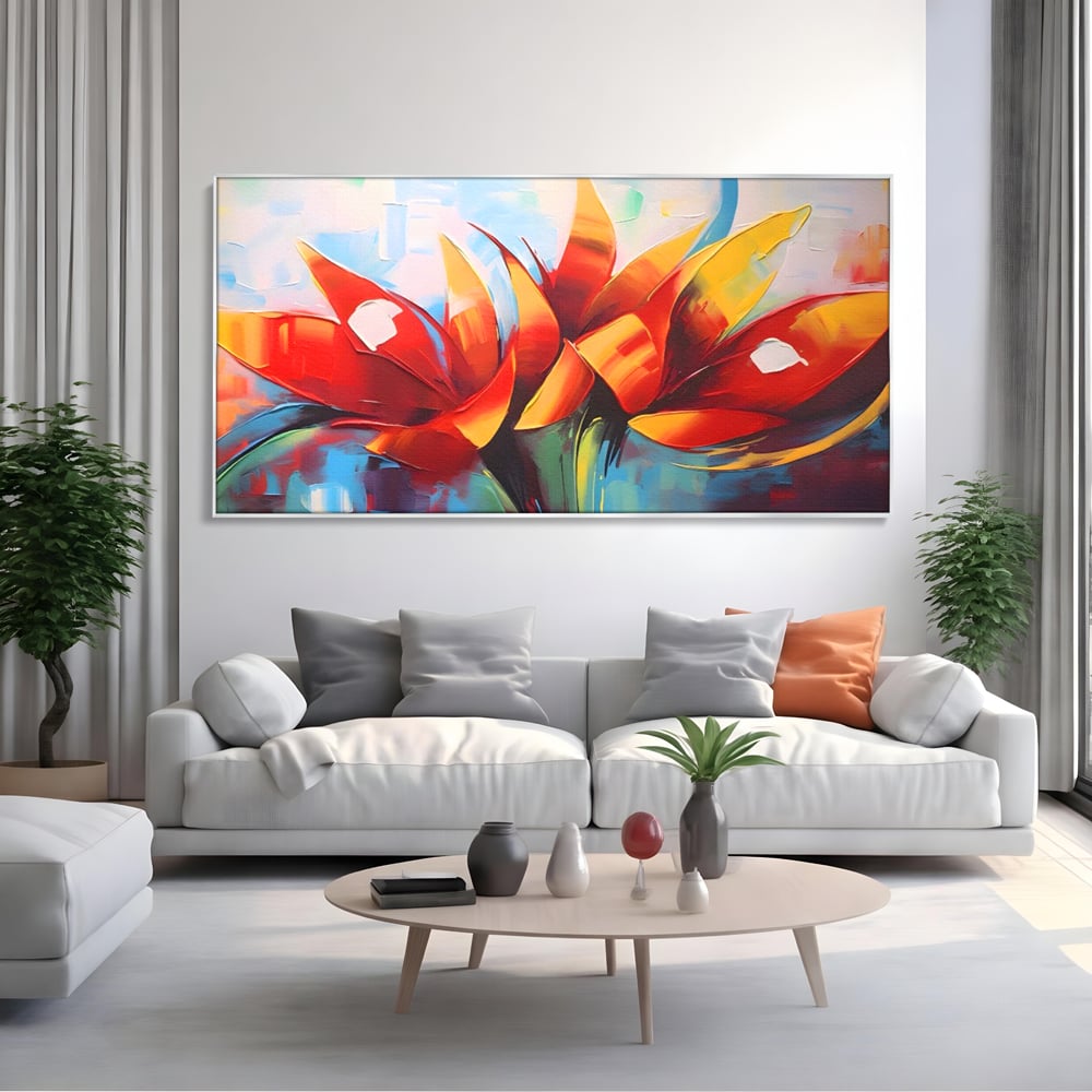 Tablou canvas cu pictura abstracta cu flori portocalii, in rama de aluminiu argintiu, pe perete intr-un living